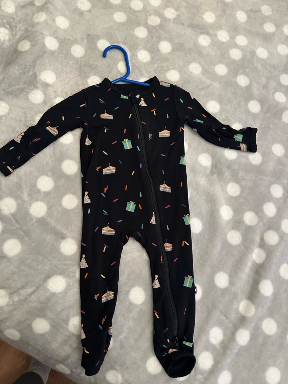 Kyte BABY Black Footed One-Piece with Birthday Cake & Gift Print